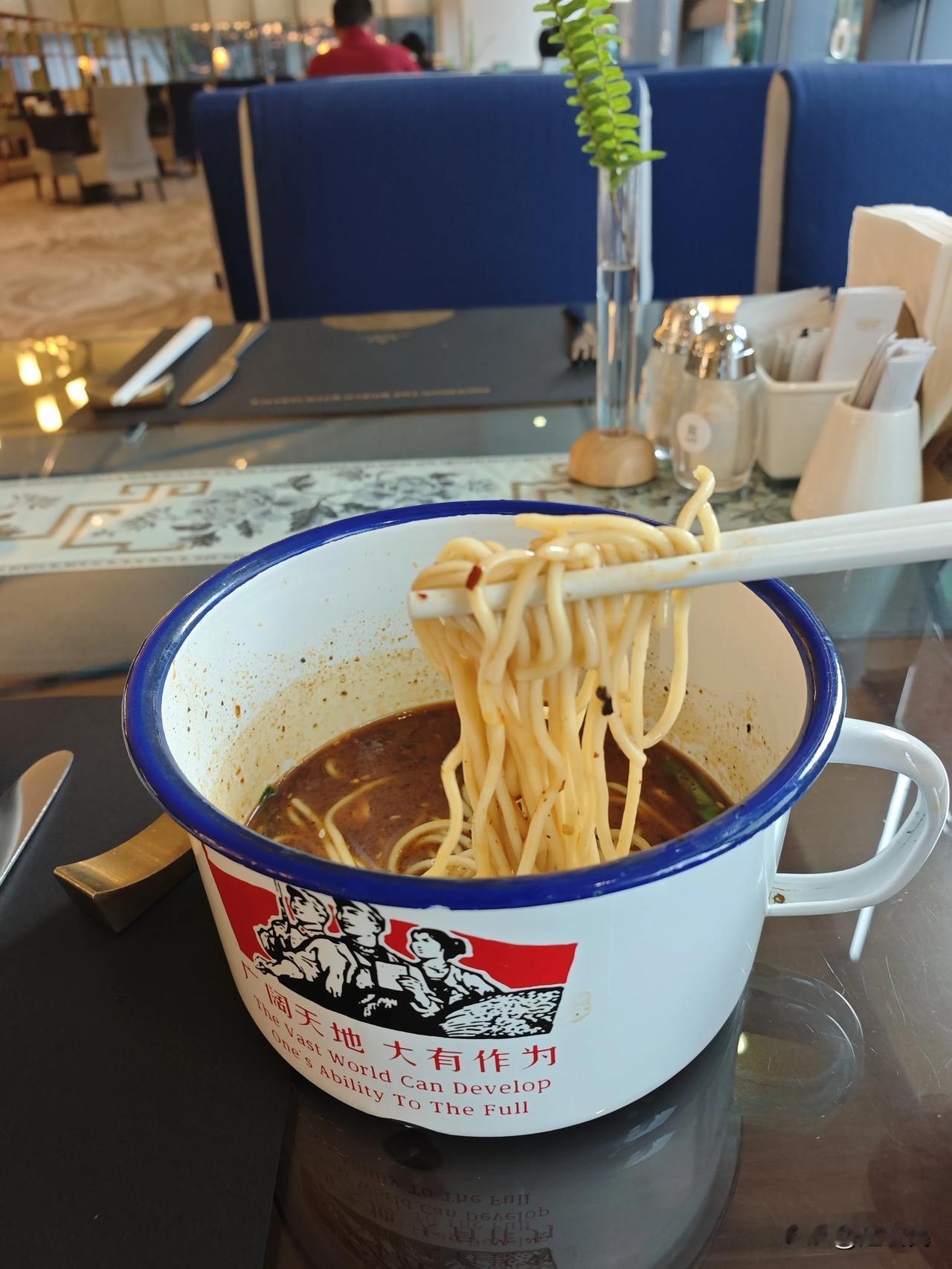 以一碗重庆小面，结束本次重庆之旅。出发，去北京！
我细细品味了一下微辣的重庆小面