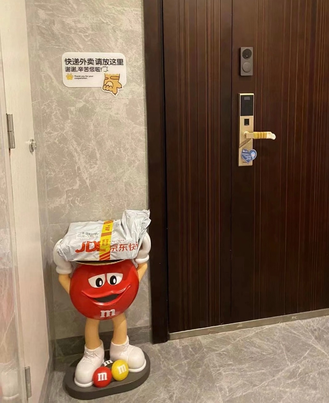谁还没刷到刘宇宁这一身红色工装，酷呆啦！！刘宇宁红色工装第一眼：嚯，这大红工装穿