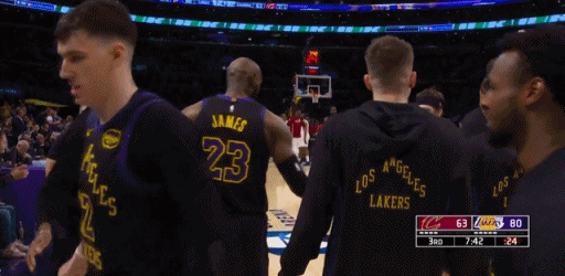 大胆！竟敢摸老子头！
湖人与骑士比赛第三节，詹姆斯完成经典的空接暴扣把骑士打停，