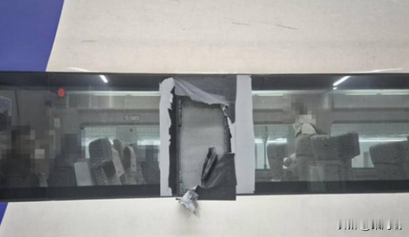 韩高铁开到一半车窗突破列车人员仅以胶带黏补让外界看傻

根据韩《中央日报》报导，