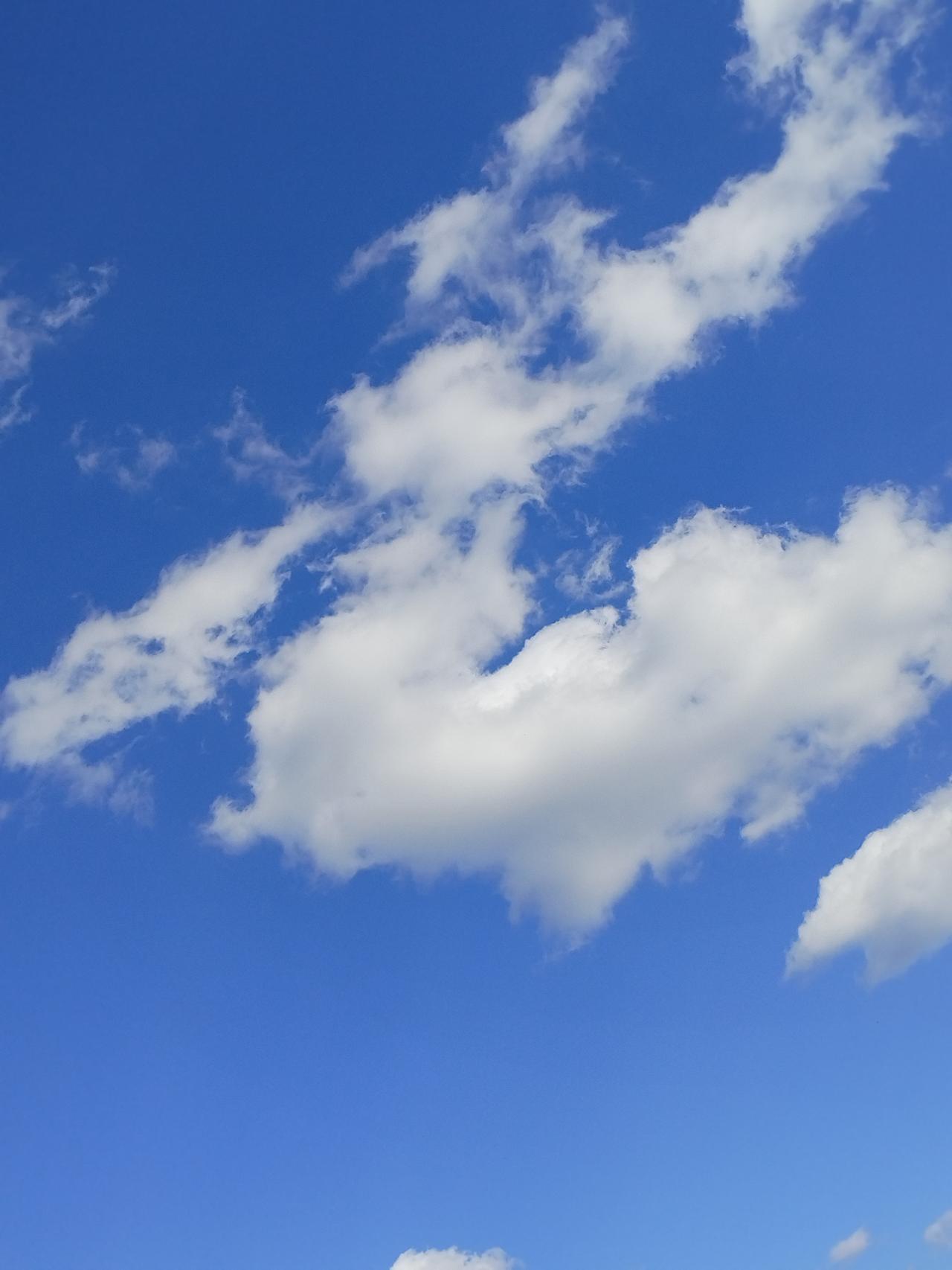 今天必须来分享一下那绝美的蓝天白云。就像之前5月14日雨过天晴后的北京，蓝天配着