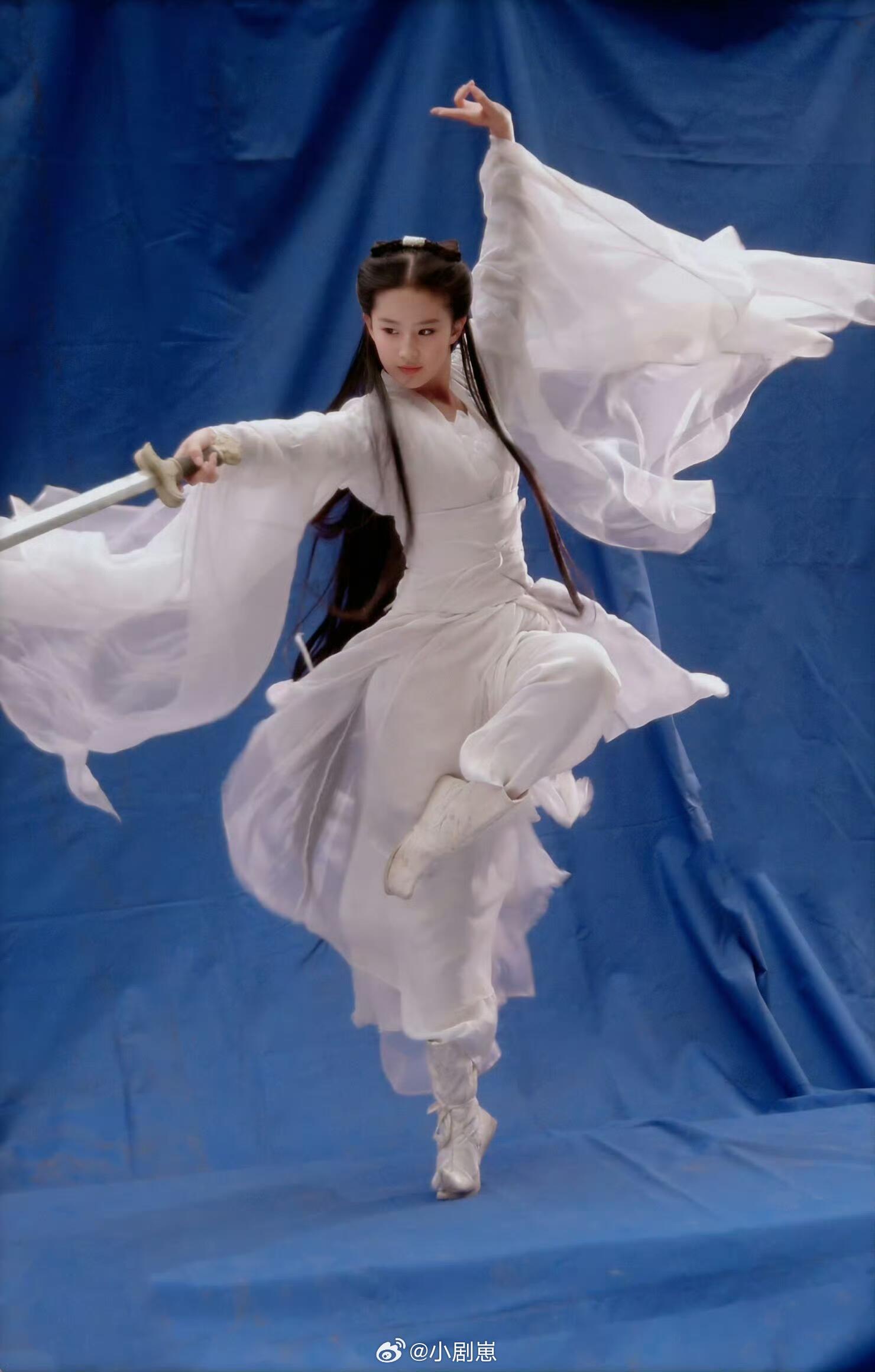 刘亦菲 原著中走出的小龙女有且仅此一位“刘亦菲小姐，我希望你演小龙女，千万读者才