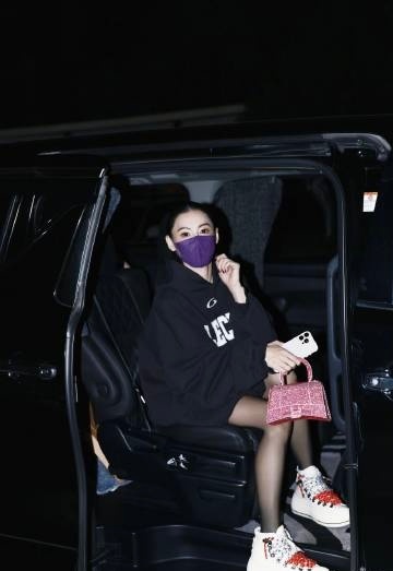 张柏芝出席嘉人盛典刚从上一场活动华丽谢幕，张柏芝又以绝美路透照点燃嘉人盛典期待。