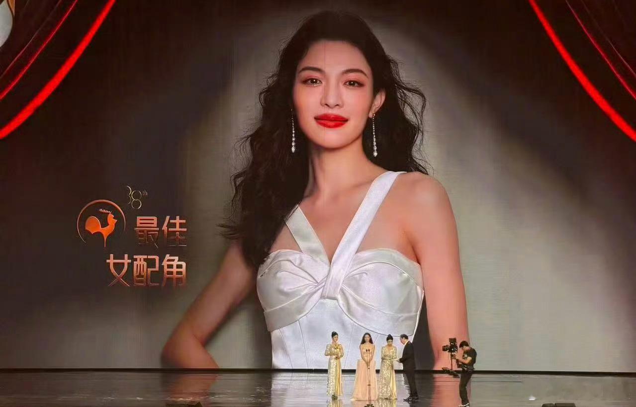 恭喜钟楚曦凭借电影《好东西》获得第38届金鸡奖最佳女配角！ 