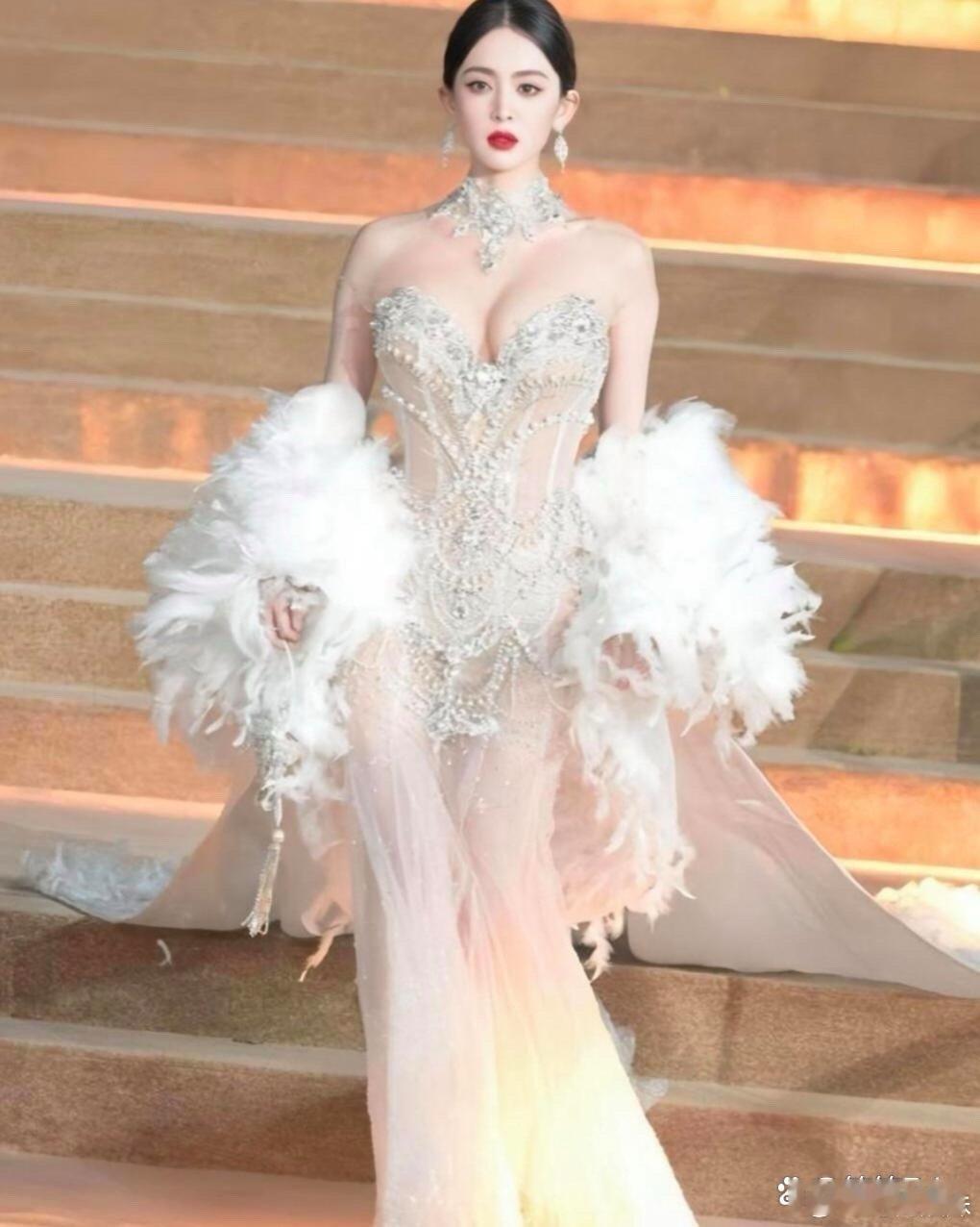 古力娜扎 | 一点也不亏待观众白色经典，美到极致😃 