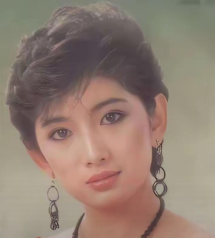 意难平！最美赵敏刘玉璞，一生坎坷，结局让人心碎。
 
她是荧幕上灵气逼人的赵敏，