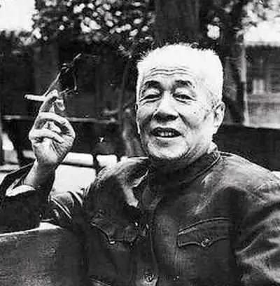 1947年，地下党员王冶秋走进院子，看到满院子的军统特务，就知道自己的身份暴露了