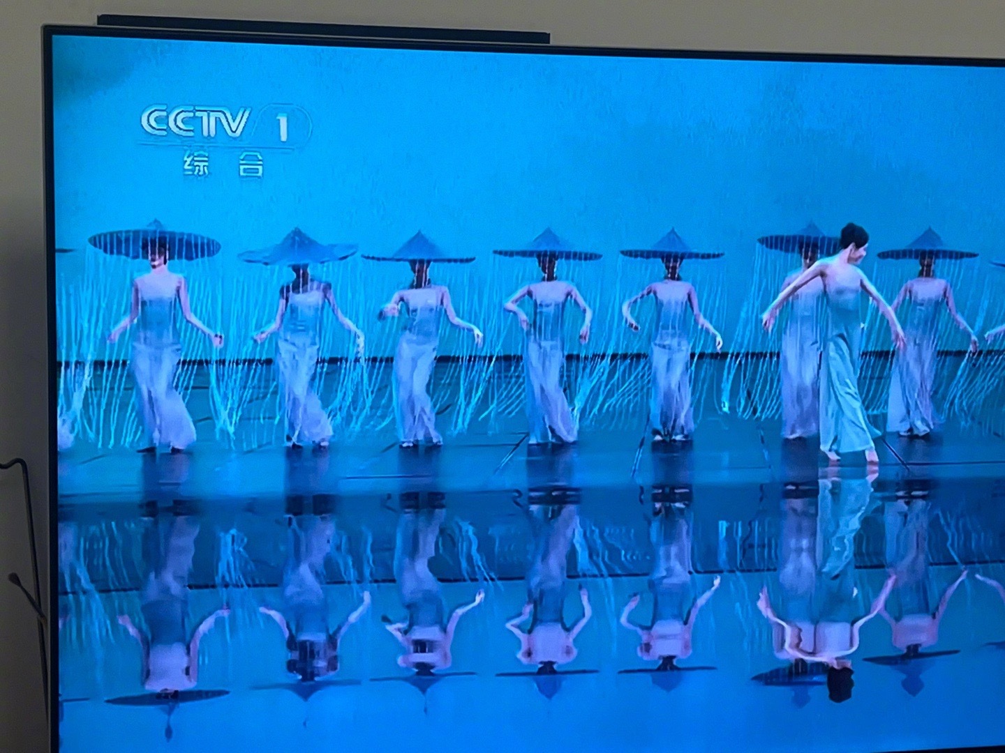 张艺凡帽子押题春晚 张艺凡怕是会预言！帽子造型和春晚伞舞完美撞款，直接走进舞台都