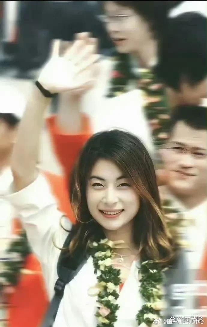 原来当年郭晶晶夺冠后是这样子访港的，难怪霍家大公子都挪不开眼睛了 