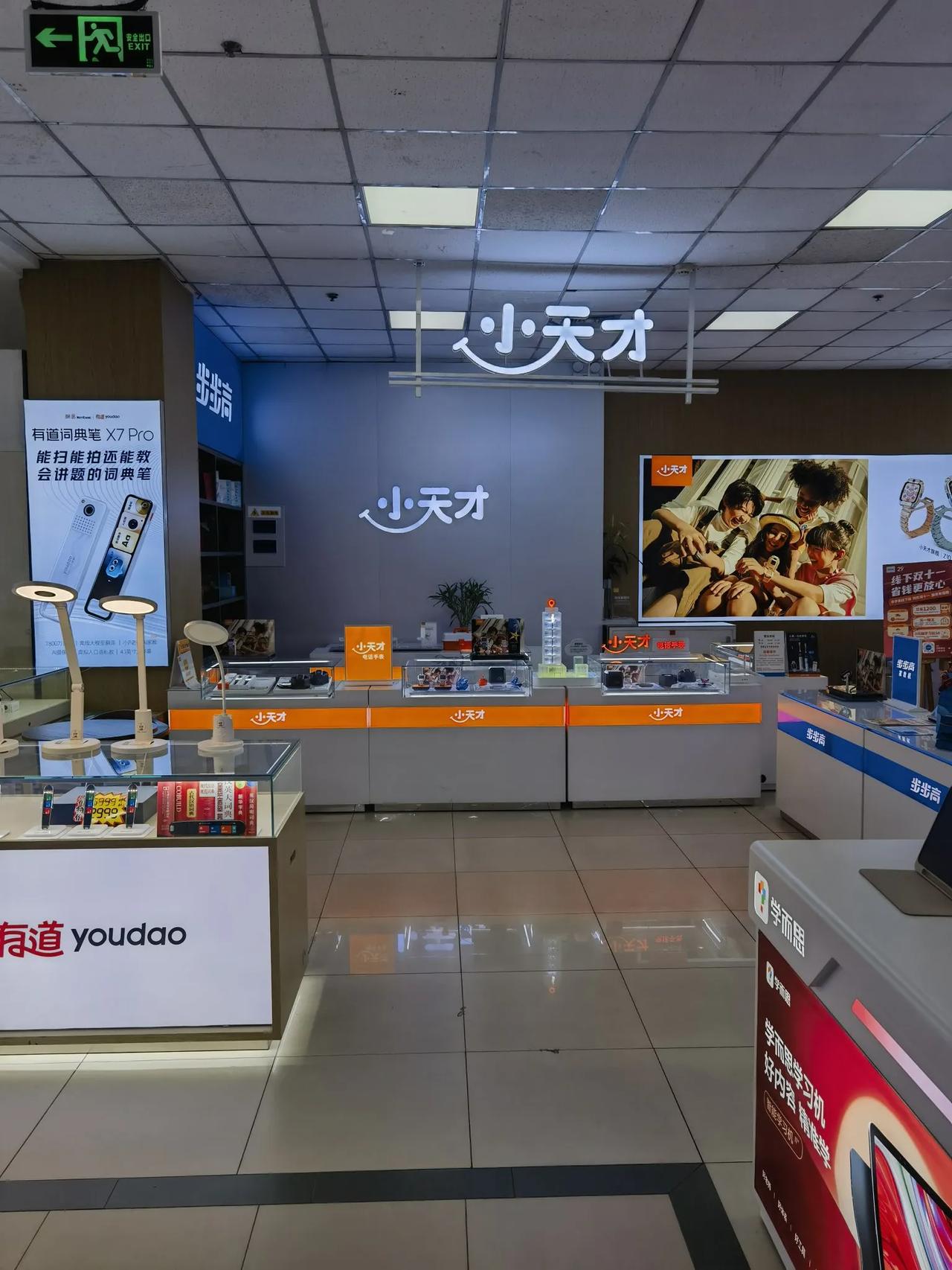 西安书店也在转型，网上书店对实体书店的冲击实在太大了，请从图片看实体书店的转型之