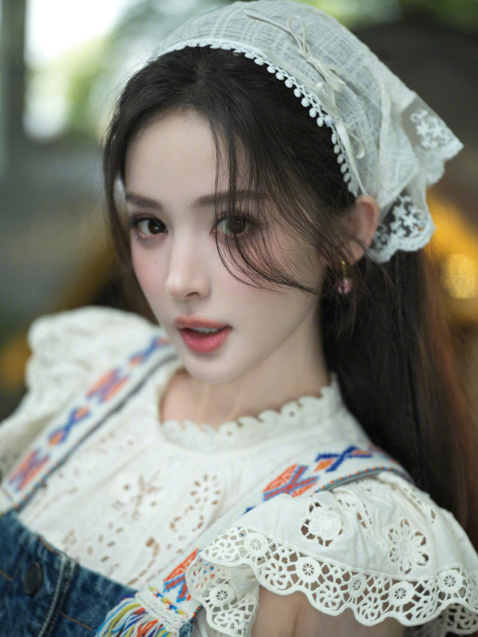 娜扎 蕾丝头巾增添复古感