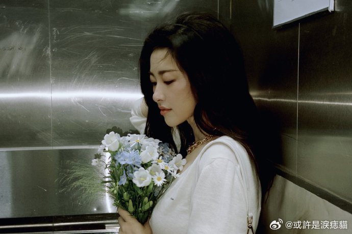 朱珠地下停车场随拍 朱珠真的是氛围感天花板！地下停车场这种普通场景，她一站那气质