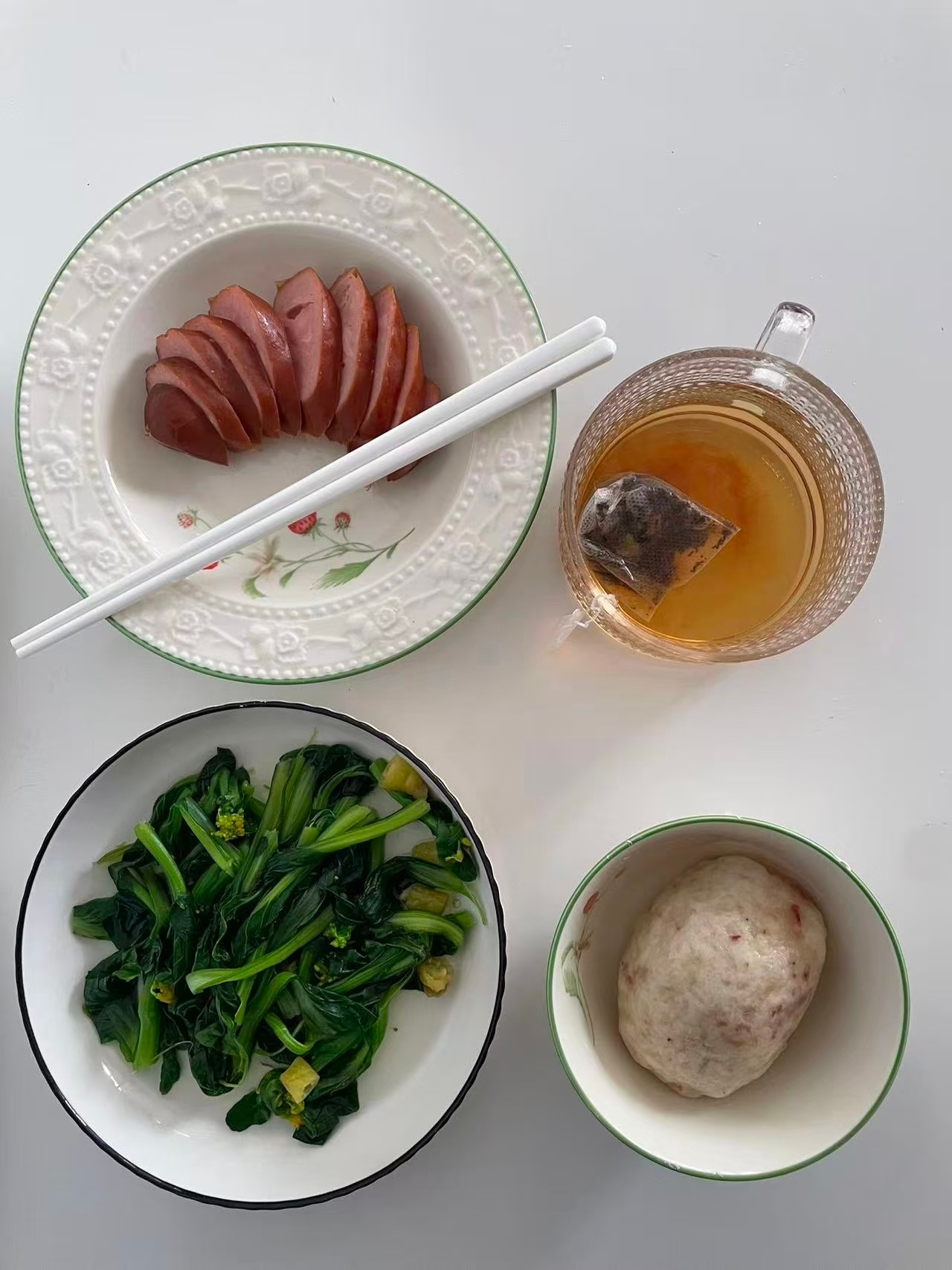 青菜焦虑症是这样，小时候蔬菜打死不吃，现在可以不吃碳水，不吃肉，但每顿都得有点素