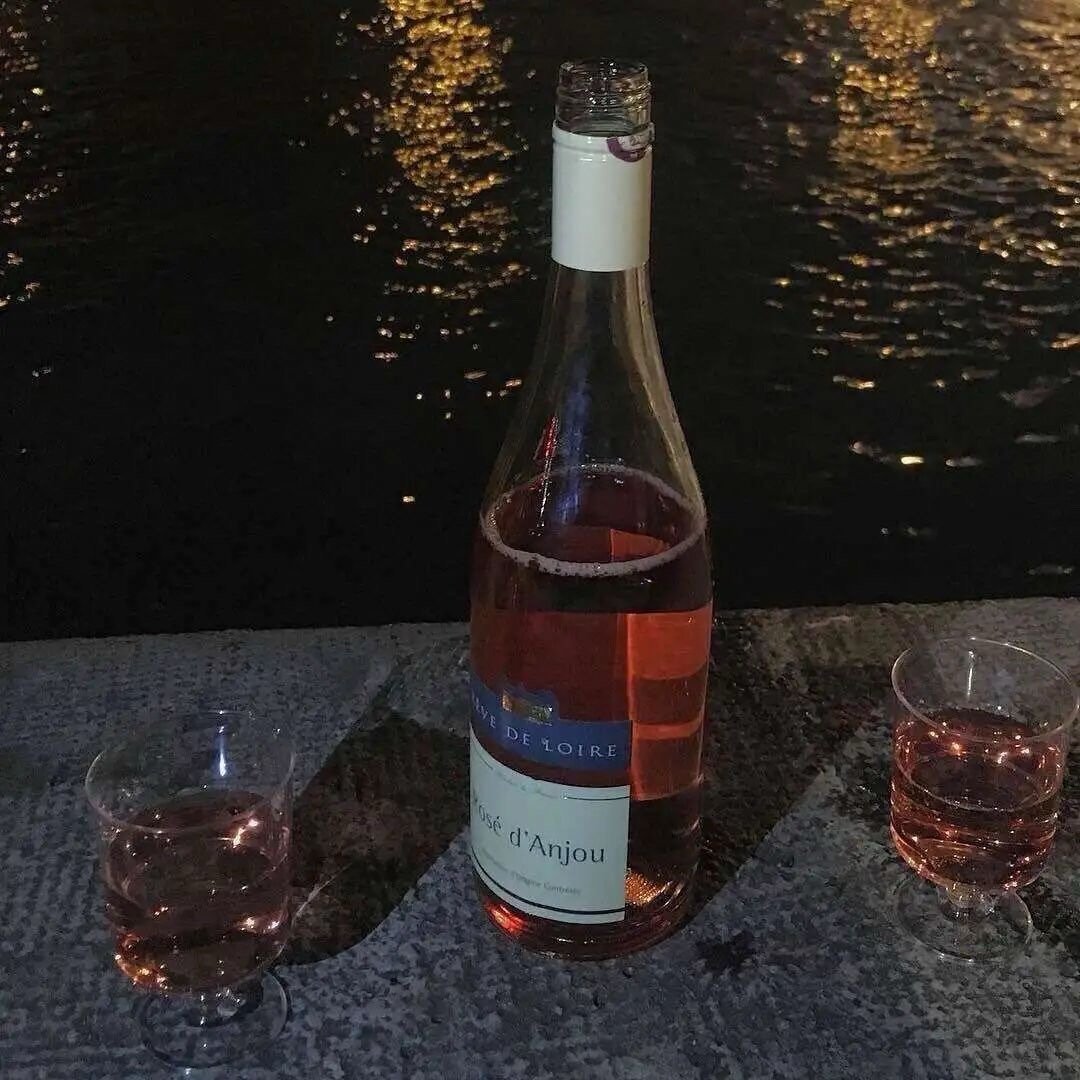 我喜欢上一个男孩 他总是淡淡的回应我或者消失很久 我舍不得放弃 也没有坚持下去的