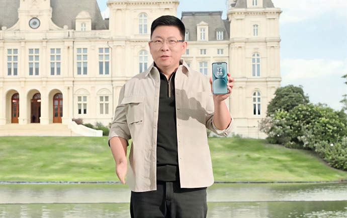 据说干到了 8000nit，不知道真假，我看谁还说国产屏不行。