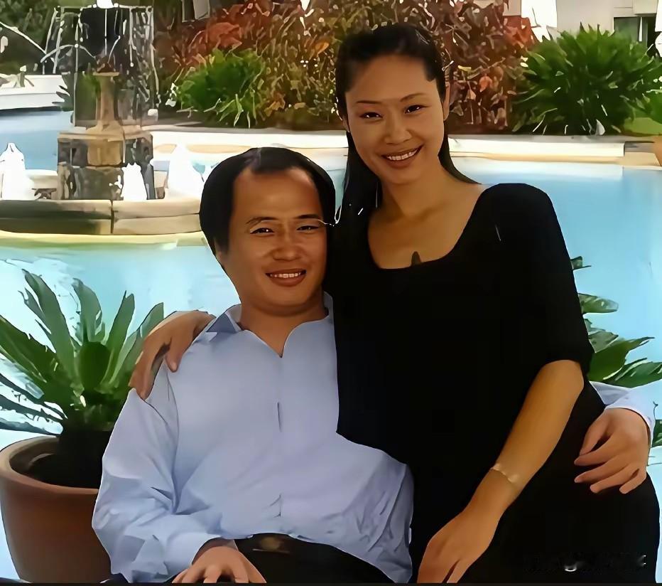 于文华与丈夫李年泳池边合影，相差六岁，知音相伴。镜头下，于文华五官精致，黑色上衣