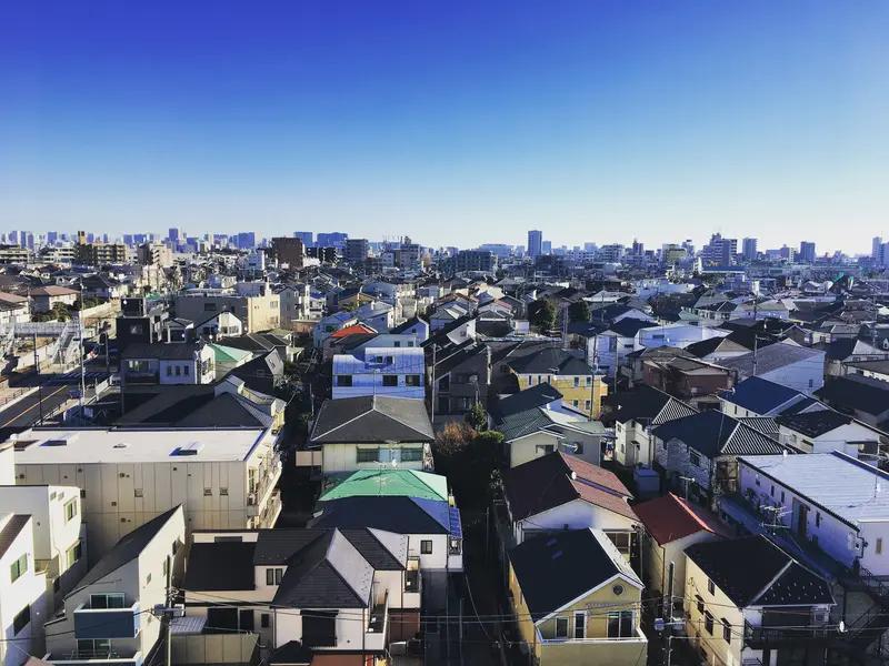 东京八平米的居住空间，那简直是“螺蛳壳里做道场”。在东京寸土寸金的地方，很多人只