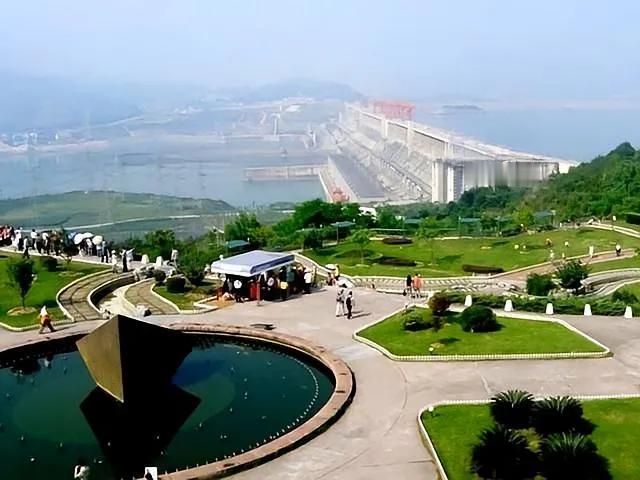东西方关系如何相处？是相互对峙还是能够相安无事，怎样看待现在出现的复杂局面呢？要