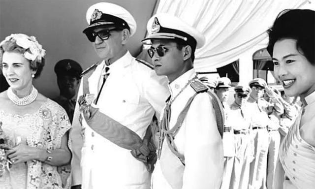 诗丽吉王后笑得好明媚，若她还在世，会允许泰王对柬埔寨开火吗？或许会吧，毕竟泰王性