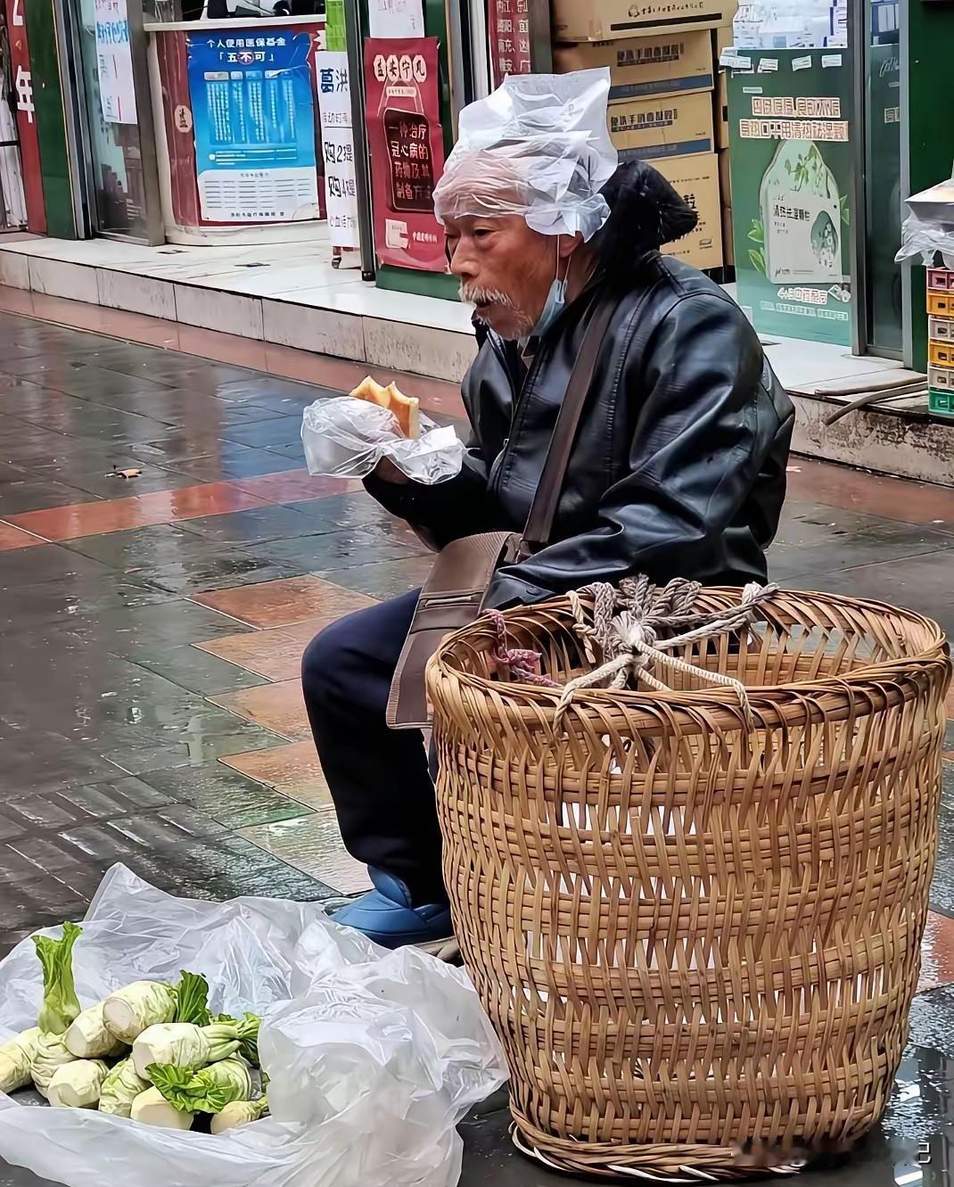 这点菜最多也就能卖几块钱，大爷冒雨坚守摊位的画面真的挺心酸的。