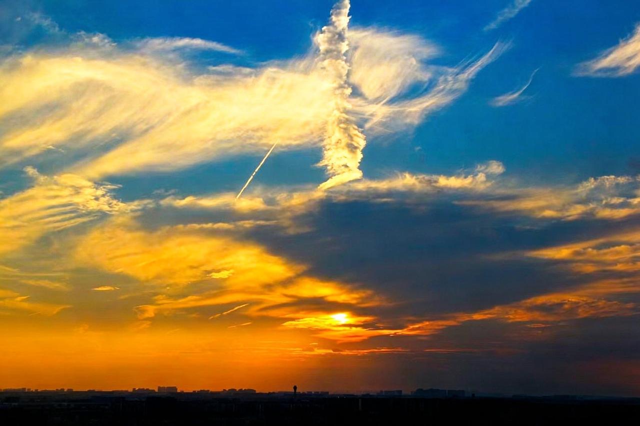 天空摄影 飞机尾迹 治愈系天空记录 云端风景分享 晚霞云景