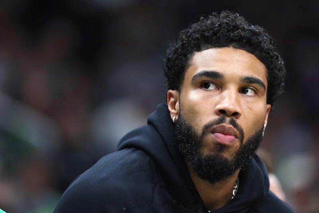 据Chris Haynes报道，塔图姆正在重新评估自己的情况，目前正在考虑缺席整