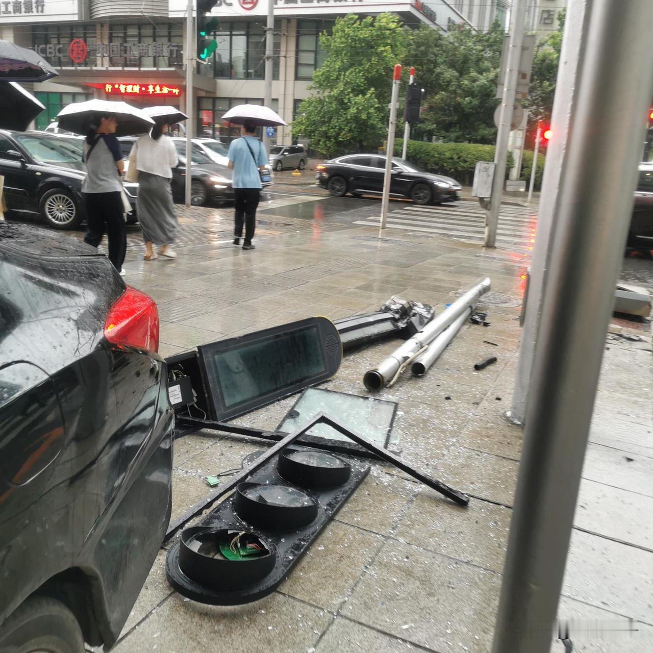 这也太狠了！

今天上午大雨滂沱，电闪雷鸣，路过人民路世纪街，也就是该站有轨电车