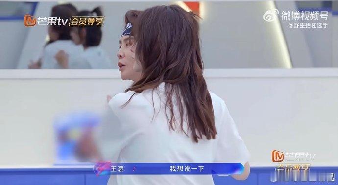 李小冉叫王濛乖孩子乘风2026王濛在李小冉面前，卸下所有强势，乖乖听着乖孩子的叮