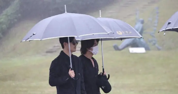 周渝民、言承旭现身大S雕像揭幕仪式，小S强忍泪水主持，现场播放《姐妹情深》，S妈抱住雕像痛哭;雕像由具俊晔亲自设计