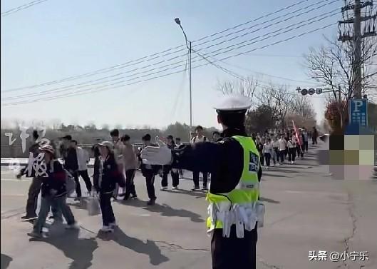 3月27日，河南许昌一高中学校组织2000余名师生远足踏春，校长一路陪伴，不停地