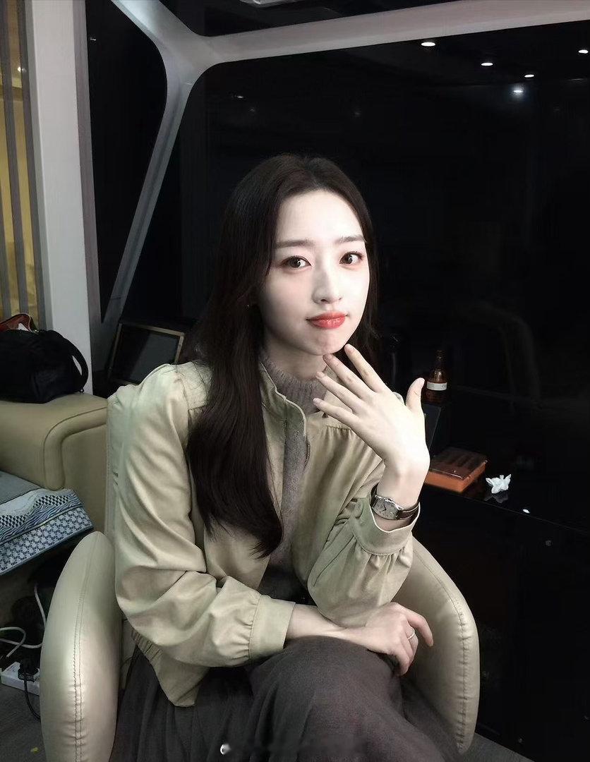 邓恩熙方圆八百米口碑邓恩熙这次真的出乎意料 没有精致妆造，没有滤镜柔光，邓恩熙在