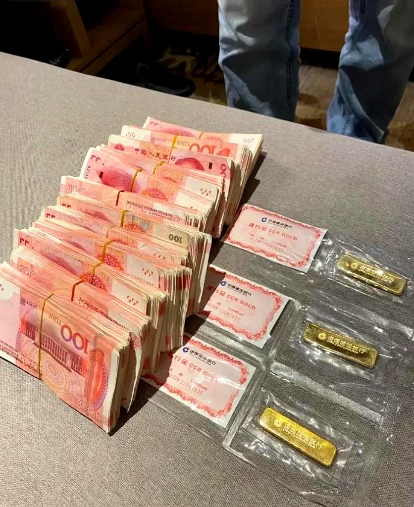 金价一路狂跌砸回880多，你猜现在拍断大腿的是哪拨人？
绝对不是1200高位站岗