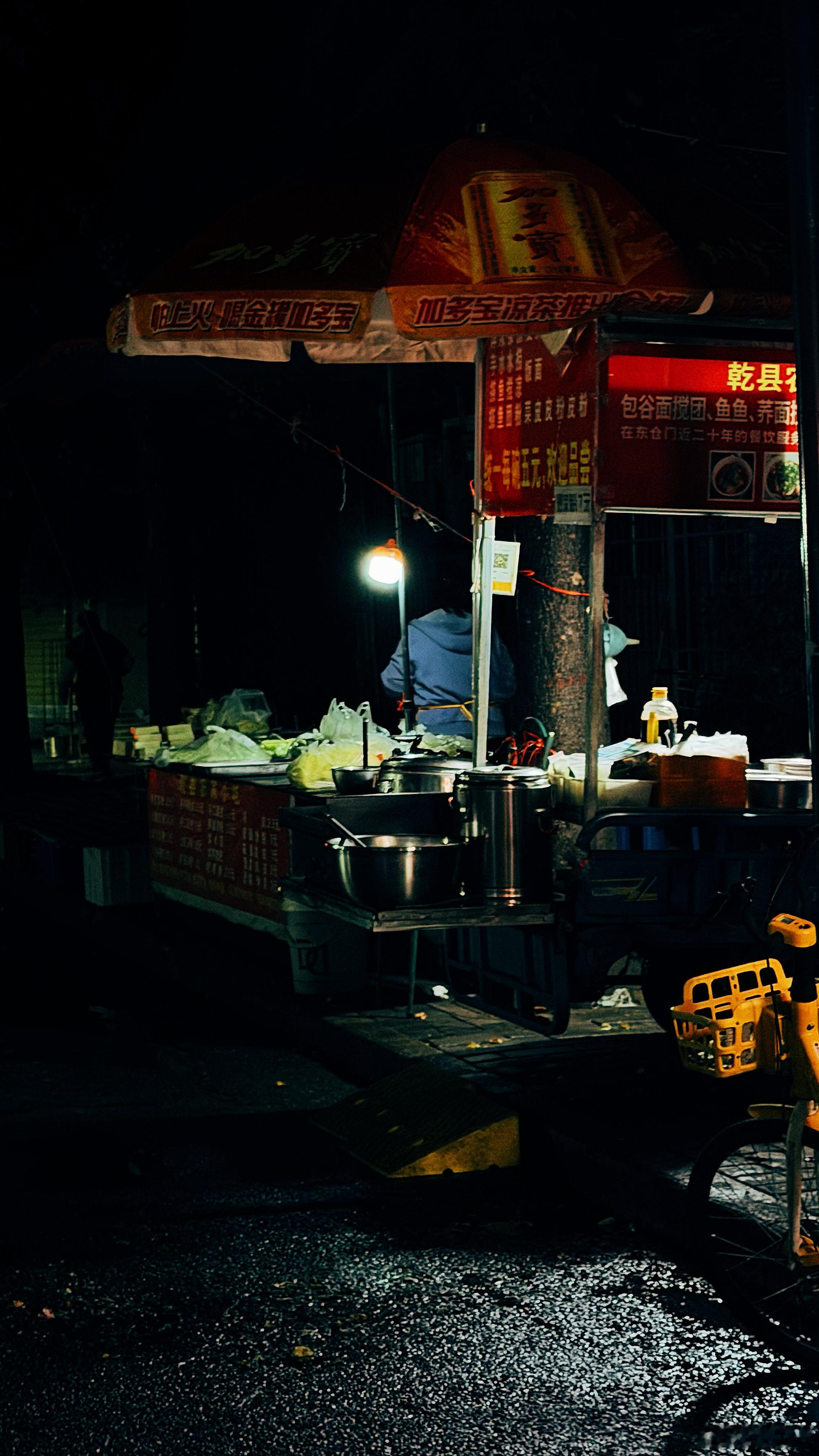 西安早上六点的东仓门早市📷早上5点半出门6点到东仓门早市，吃了一个早点天亮了！
