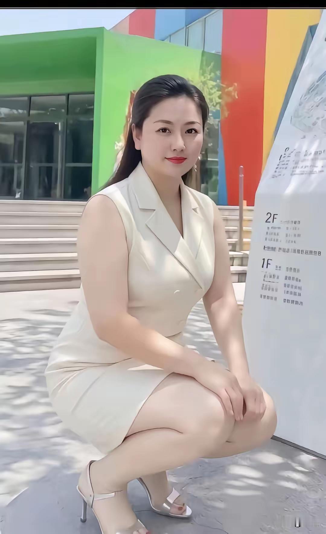 女人身高体重多少最好看：
身高1米55，体重100斤，太一般；
身高1米58，体
