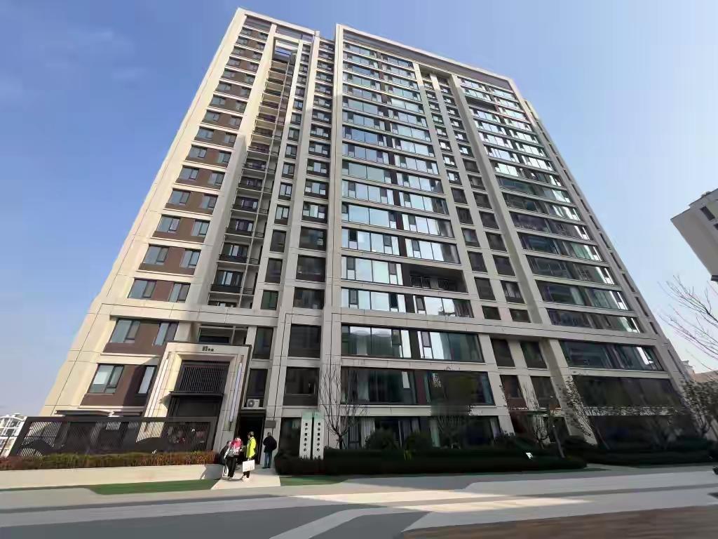 青岛南昌路127号沸腾了！406个家庭今天哭着笑着拥抱新生活，月租41.9元的两