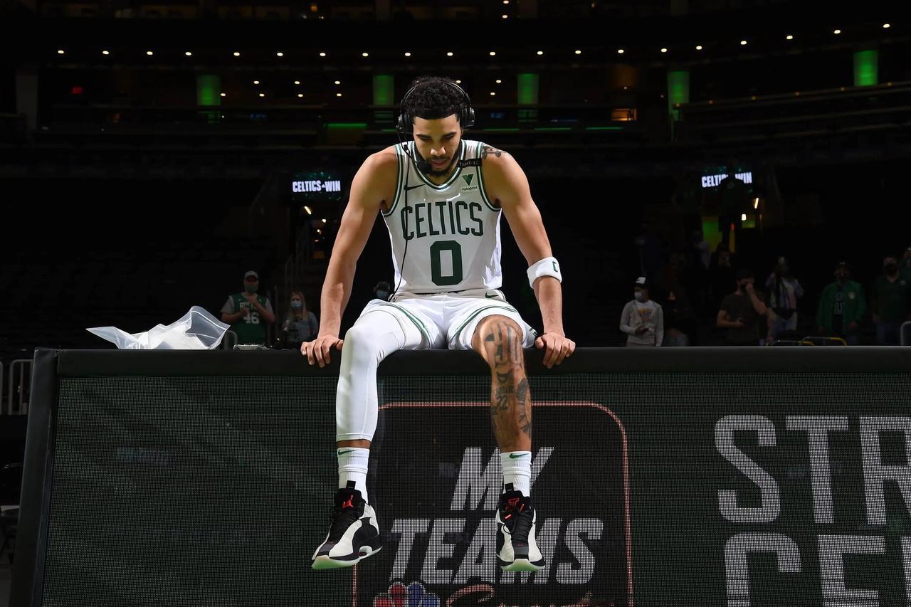 凯尔特人客场输给了雄鹿，赛后凯尔特人球员轮番向塔图姆汇报本场表现～

布朗：今天