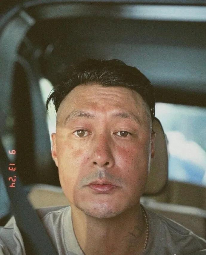 港星余文乐的近照🈶，他今年43岁，但是看起来好像很显老呀！他和陈冠希一样，年轻
