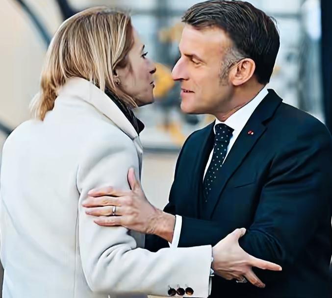 马克龙和欧盟外长卡拉斯两人很默契啊！
马克龙和卡拉斯礼节性打招呼时，两人的扭头姿