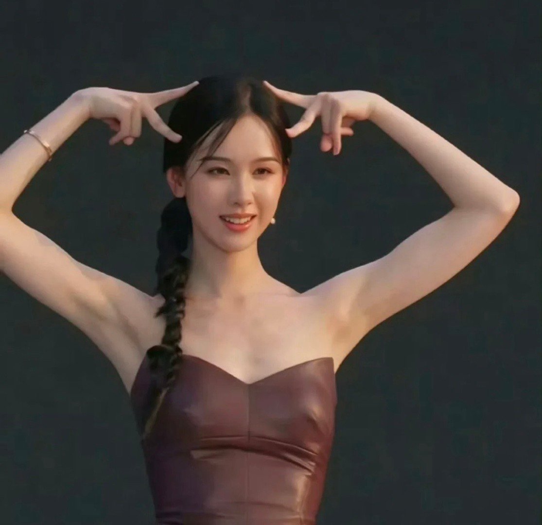 陈都灵这个肩和背好明显的训练痕迹 ​​​