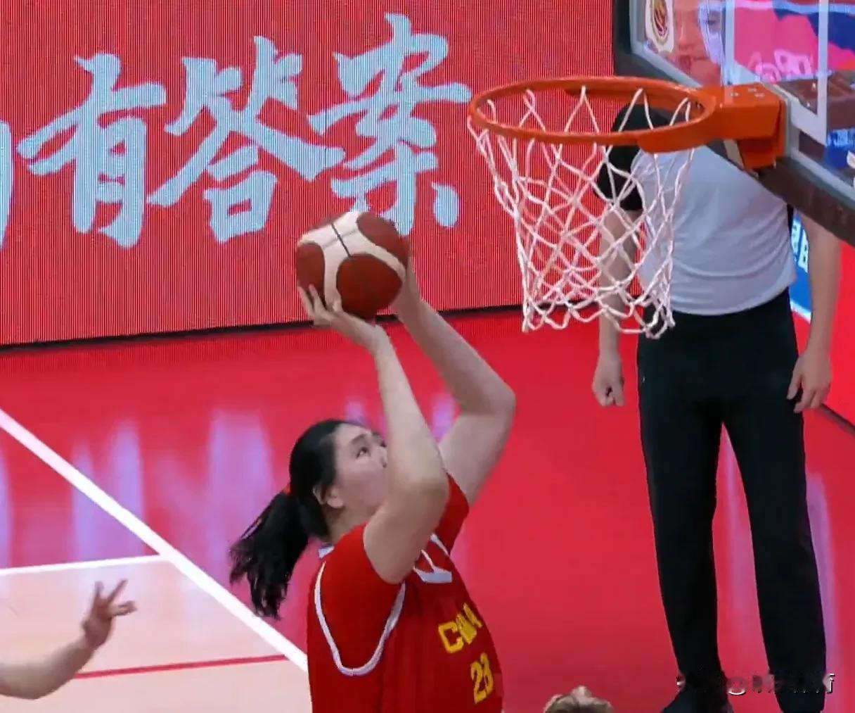 中国女篮第一节26-25领先一分。开场双方比分焦灼，张子宇出场之后，日本队的防守