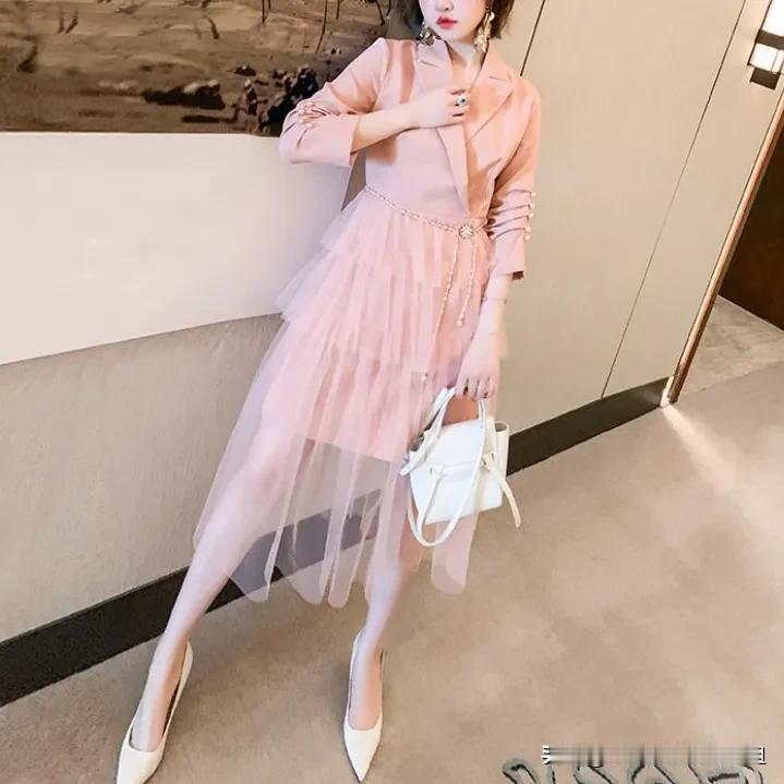 这么穿真好看！一袭红色毛衣裙，妆容精致美艳动人，展现出满满的女人味！漂亮女神范 