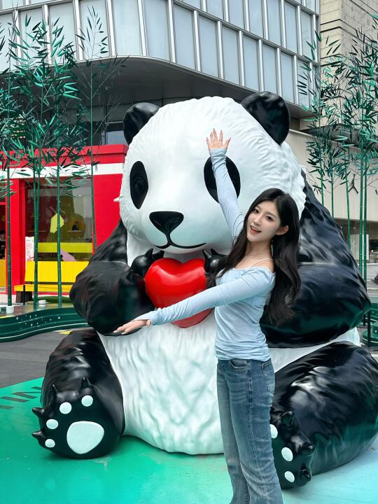 哇哇哇！！也是和熊猫一起拍照！！尊嘟太萌啦🐼