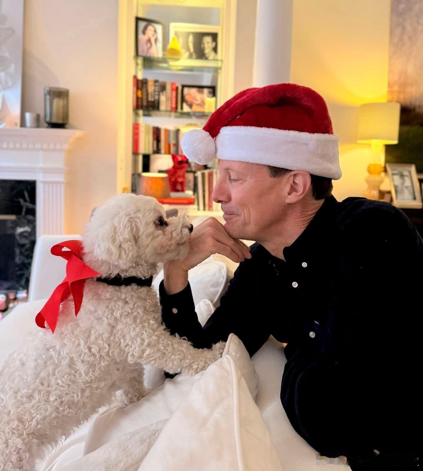 新闻 2025.12.18 丹麦王室分享约克姆王子一家在美国华盛顿拍摄的圣诞贺卡