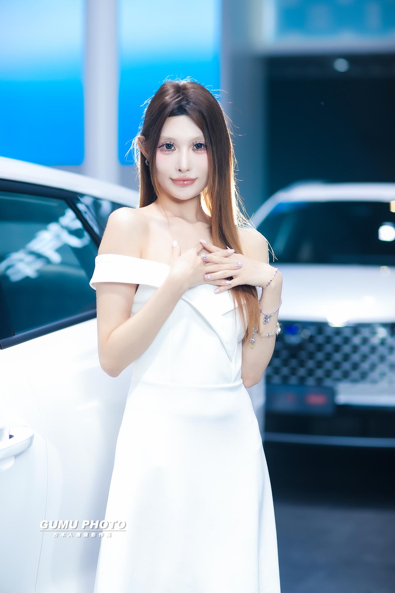 2025重庆汽车消费节长安汽车展台模特小姐姐