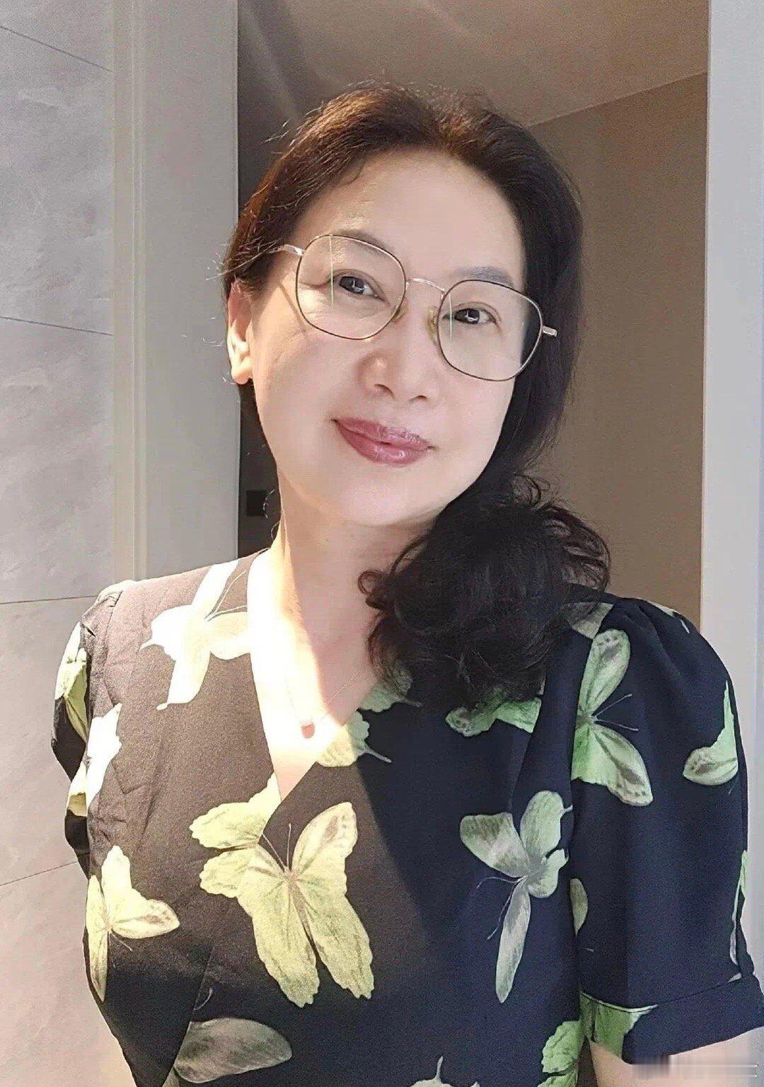 眼镜韵味熟阿姨一个字:带劲 ​​​