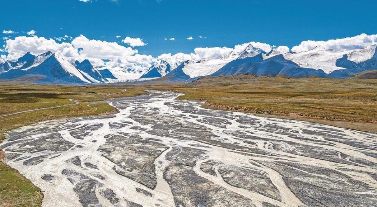 昆仑雪域凝万古清寒，三江腹地藏大江本源。长江源栖于苍茫青藏，各拉丹冬雪峰巍峨凌空