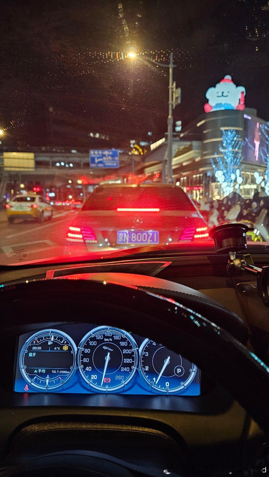 有没有个龟速黑名单之类的东西能管管这种在四环上跑40km/h的人啊，在她后面开车