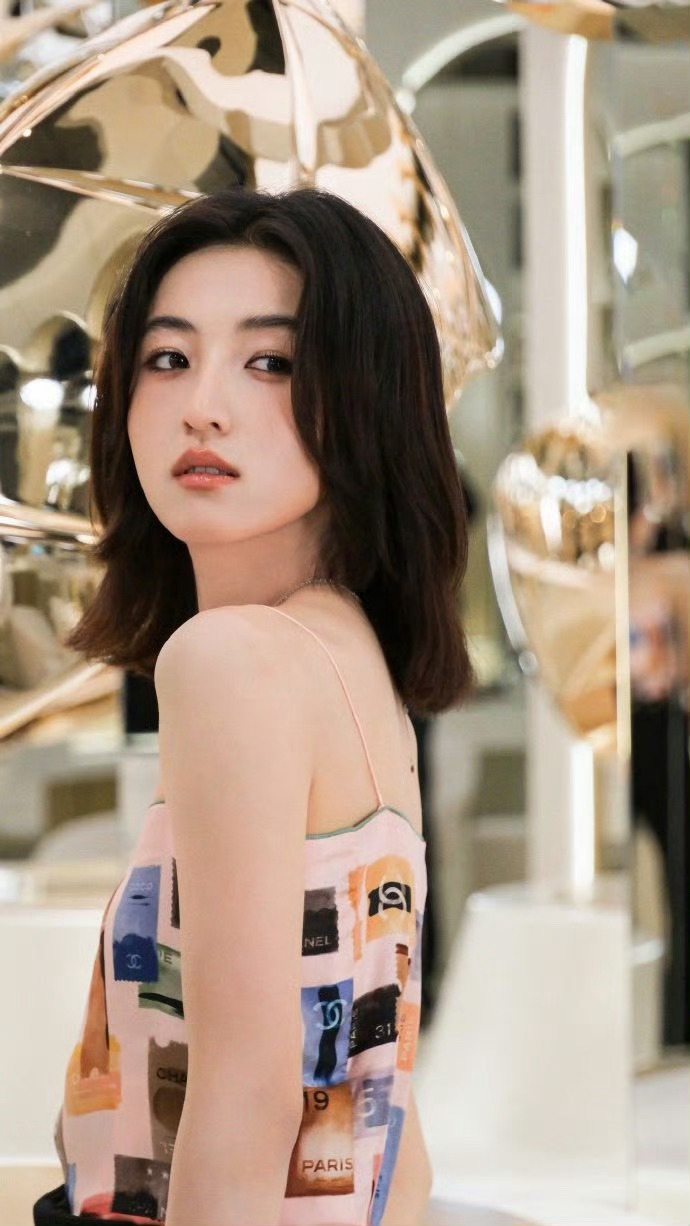#张子枫香奈儿写真#子枫妹妹新写真，高级A感直接拉满，好美好酷飒[哇]！妹妹多拍