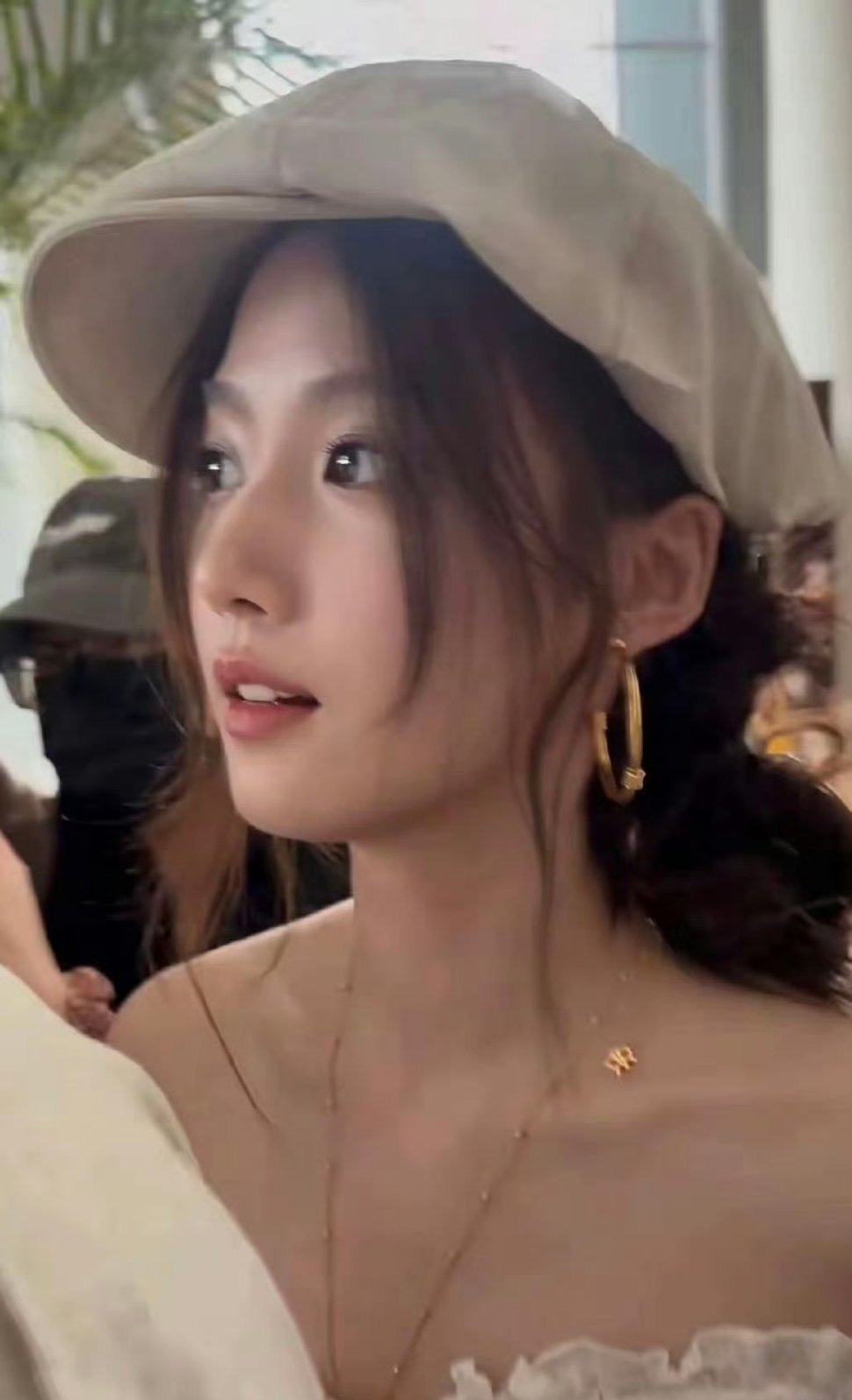 卢昱晓前两天的贝雷帽很出圈，然后曾宥臻营业也发了贝雷帽，网友说是曾在刻意模仿，之