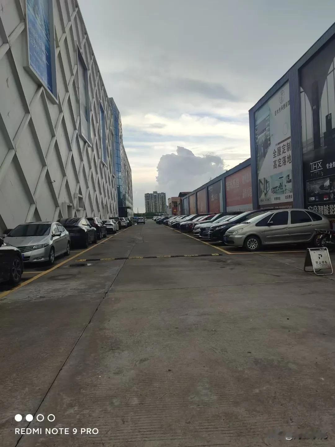 一个很久没有联系的老乡，也不太熟悉，是以前在工厂里面认识的一个老乡，是我们隔壁村